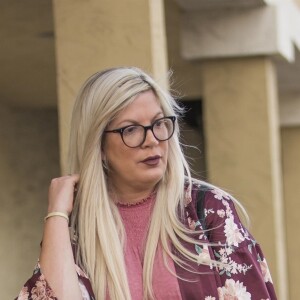 Exclusif - Tori Spelling quitte un salon de beauté en compagnie de trois de ses enfants et de son mari Dean McDermott à Calabasas le 31 mars 2018