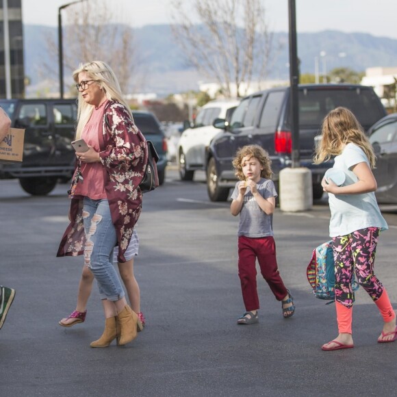 Exclusif - Tori Spelling quitte un salon de beauté en compagnie de trois de ses enfants et de son mari Dean McDermott à Calabasas le 31 mars 2018