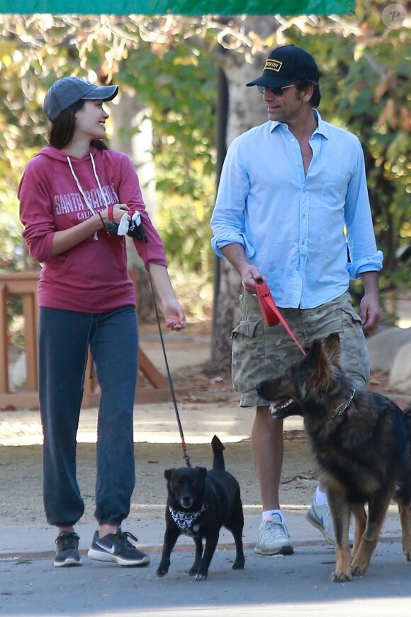 Exclusif - John Stamos et sa fiancée Caitlin McHugh (enceinte) vont se promener au parc TreePeople à Studio City, avec leurs chiens. Le 28 décembre 2017.