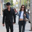 John Stamos et sa petite amie Caitlin McHugh font du shopping dans les rues de Beverly Hills, le 7 décembre 2016.