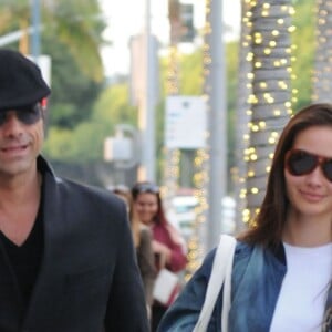 John Stamos et sa petite amie Caitlin McHugh font du shopping dans les rues de Beverly Hills, le 7 décembre 2016.