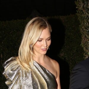 Karlie Kloss - Les célébrités quittent la soirée qui est censé être le mariage de Gwyneth Paltrow et de son fiancé Brad Falchuk à Los Angeles le 14 avril 2018.  Celebrities leaving Gwyneth Paltrow and Brad Falchuk's engagement/wedding party in Los Angeles. It's rumored that the event was either an engagement dinner or a secret wedding in Los Angeles April 14th, 2018.15/04/2018 - Los Angeles