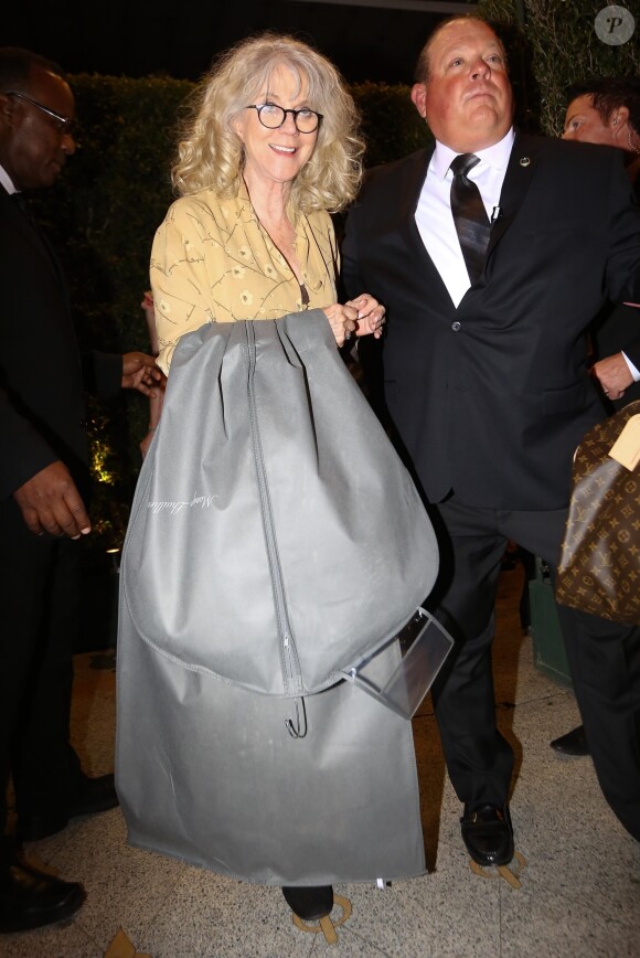 Blythe Danner (avec la robe de mariée de sa fille ?) - Les célébrités quittent la soirée qui est censé être le mariage de Gwyneth Paltrow et de son fiancé Brad Falchuk à Los Angeles le 14 avril 2018