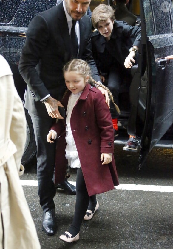 David Beckham avec Harper et Cruz - Victoria Beckham et son mari David Beckham sont allés bruncher avec leurs enfants au restaurant français Balthazar" dans le quartier de Soho à New York.  Le 11 février 2018.