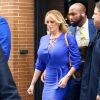 Stormy Daniels sort de l'émission "The View" à New York, protégée par deux bodyguards le 17 avril 2018.