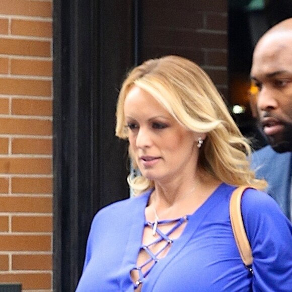 Stormy Daniels sort de l'émission "The View" à New York, protégée par deux bodyguards le 17 avril 2018.