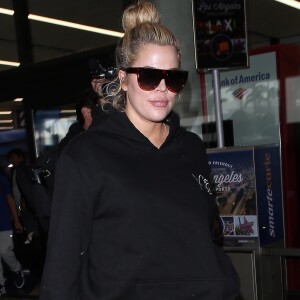 Khloe Kardashian, enceinte, arrive à l'aéroport LAX de Los Angeles le 3 janvier 2018.