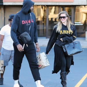 Khloe Kardashian enceinte et son compagnon Tristan Thompson se baladent avec des amis dans les rues de Cleveland, le 1er octobre 2017.