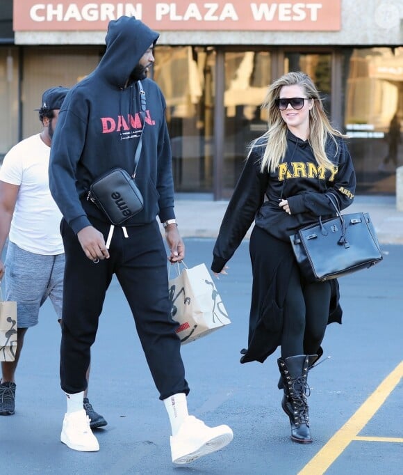 Khloe Kardashian enceinte et son compagnon Tristan Thompson se baladent avec des amis dans les rues de Cleveland, le 1er octobre 2017.