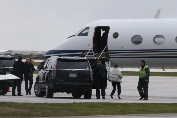 Kim Kardashian - Exclusif - La famille Kardashian arrive en jet privé à l'aéroport de Cleveland pour rendre visite à K. Kardashian pour la naissance de la petite True Thompson. Le 17 avril 2018.