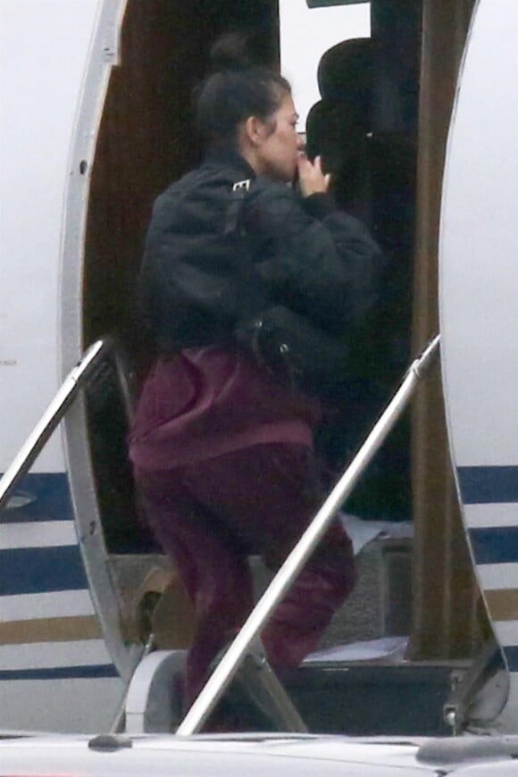 Exclusif - La famille Kardashian arrive en jet privé à l'aéroport de Cleveland pour rendre visite à K. Kardashian pour la naissance de la petite True Thompson. Le 17 avril 2018
