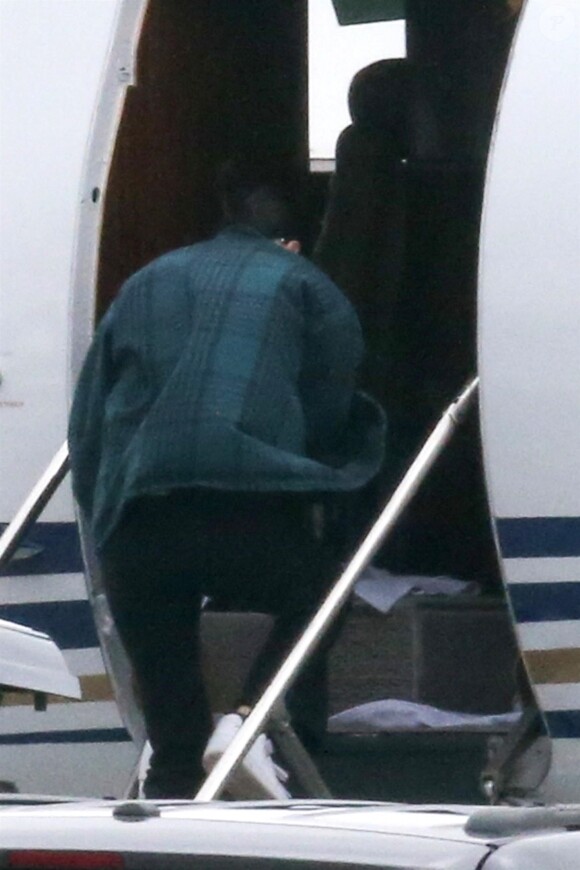Exclusif - La famille Kardashian arrive en jet privé à l'aéroport de Cleveland pour rendre visite à K. Kardashian pour la naissance de la petite True Thompson. Le 17 avril 2018.