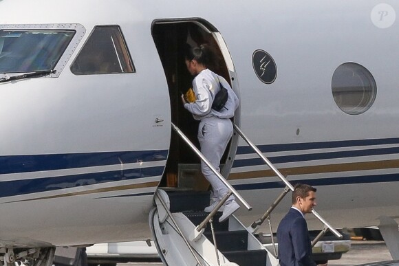 Kim et Kourtney Kardashian embarquent dans un jet privé à Cleveland après avoir rendu visite à leur soeur Khloe qui vient d'accoucher le 13 avril 2018.