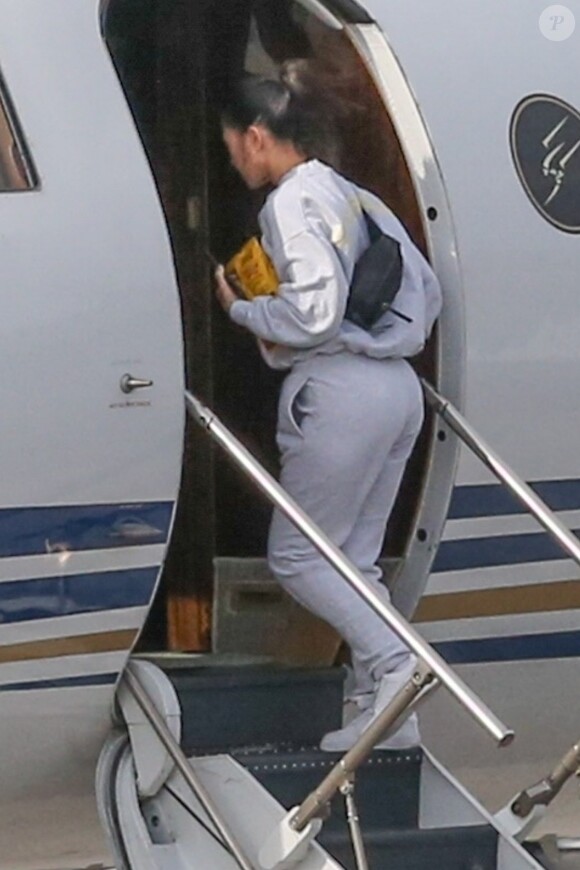 Kim et Kourtney Kardashian embarquent dans un jet privé à Cleveland après avoir rendu visite à leur soeur Khloe qui vient d'accoucher le 13 avril 2018.