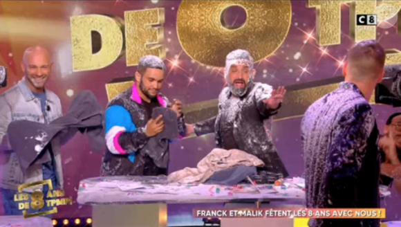 Le plateau envahi de mousse dans TPMP, le 19 avril 2018 sur C8. Ici l'équipe de Taxi 5.