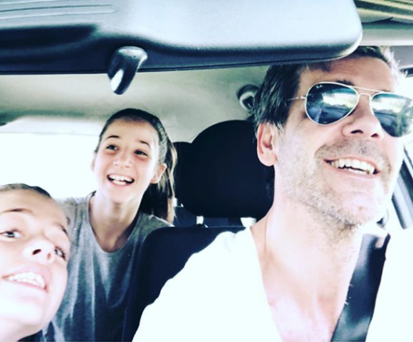 Xavier de Moulins et ses filles en route vers un week-end ensoleillé, le 19 avril 2018.