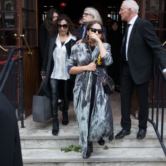 Aziza Zakine, sa fille Izïa Higelin (enceinte) à la sortie de l'hommage à Jacques Higelin au Cirque d'Hiver à Paris le 12 avril 2018. 12/04/2018 - Paris
