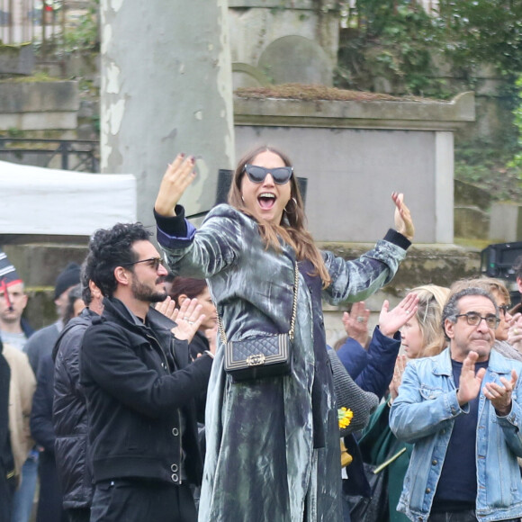 Izïa Higelin et son compagnon lors des obsèques de Jacques Higelin au cimetière du Père Lachaise à Paris le 12 avril 2018.