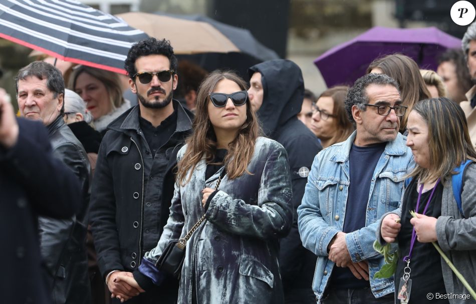 Izïa Higelin et son compagnon lors des obsèques de Jacques ...