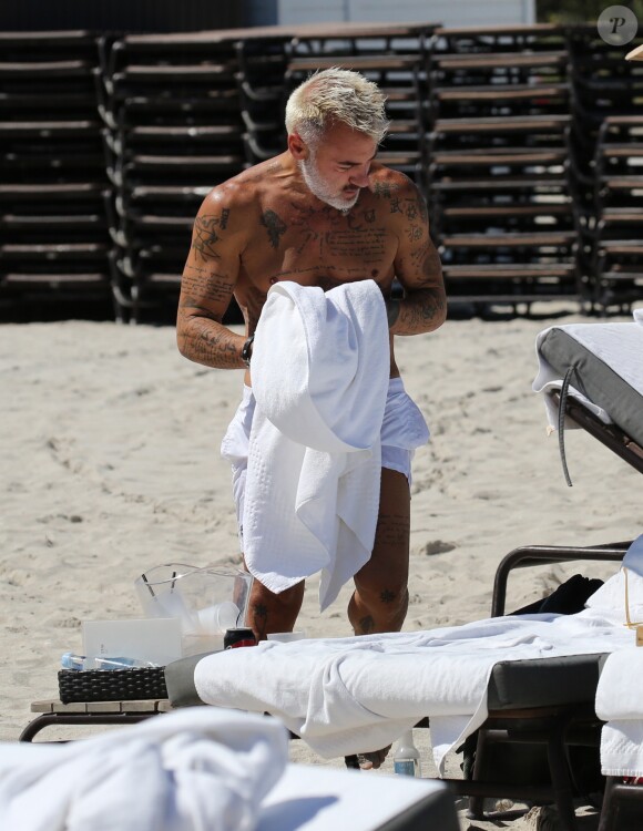 Gianluca Vacchi et sa nouvelle compagne sur la plage à Miami, le 18 avril 2018.