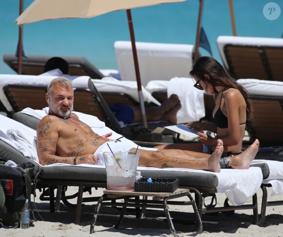 Gianluca Vacchi et sa nouvelle compagne sur la plage à Miami, le 18 avril 2018.