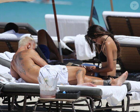 Gianluca Vacchi et sa nouvelle compagne sur la plage à Miami, le 18 avril 2018.
