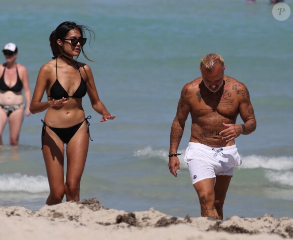 Gianluca Vacchi et sa nouvelle compagne sur la plage à Miami, le 18 avril 2018.