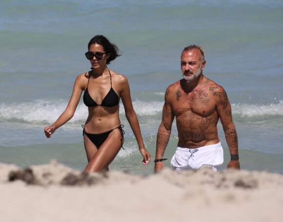 Gianluca Vacchi et sa nouvelle compagne sur la plage à Miami, le 18 avril 2018.