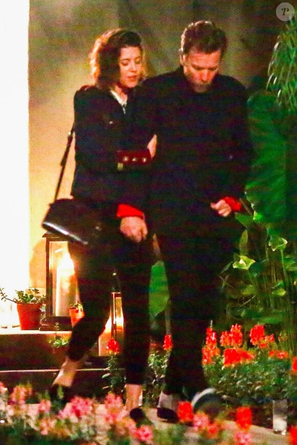 Ewan McGregor et sa nouvelle compagne Mary Elizabeth Winstead discutent, plaisantent et s'embrassent à la sortie d'un diner chez des amis à Los Angeles, le 12 mars 2017