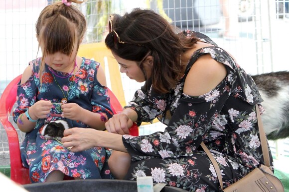 Jenna Dewan avec sa fille Everly au Farmer's Market à Los Angeles, le 22 avril 2018.