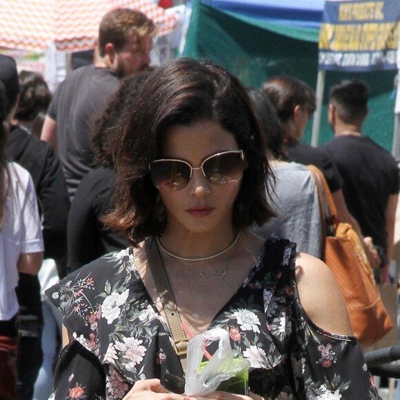 Jenna Dewan avec sa fille Everly au Farmer's Market à Los Angeles, le 22 avril 2018.