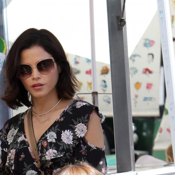 Jenna Dewan avec sa fille Everly au Farmer's Market à Los Angeles, le 22 avril 2018.