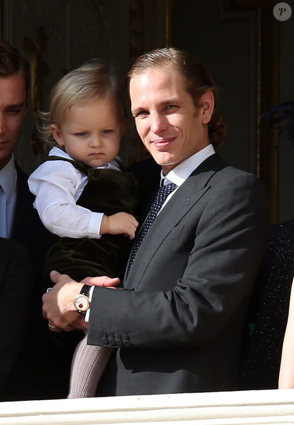 Andrea Casiraghi avec son fils Alexandre dit Sasha au balcon du palais princier à Monaco le 19 novembre 2014 lors de la Fête nationale monégasque.
