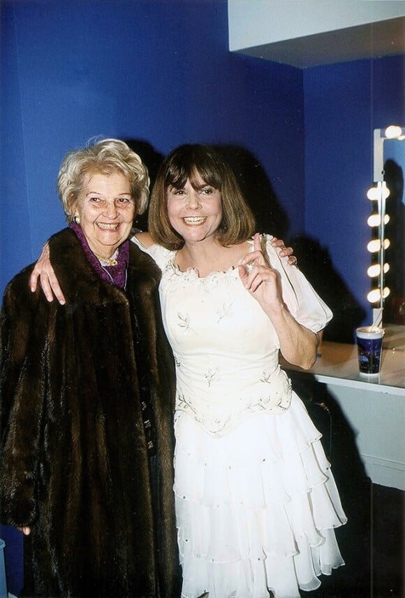 Chantal Goya et sa mère Colette dans les coulisses du Rex à Paris, en 2001