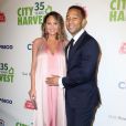 Chrissy Teigen enceinte et son mari John Legend au 35e gala annuel City Harvest à New York, le 24 avril 2018