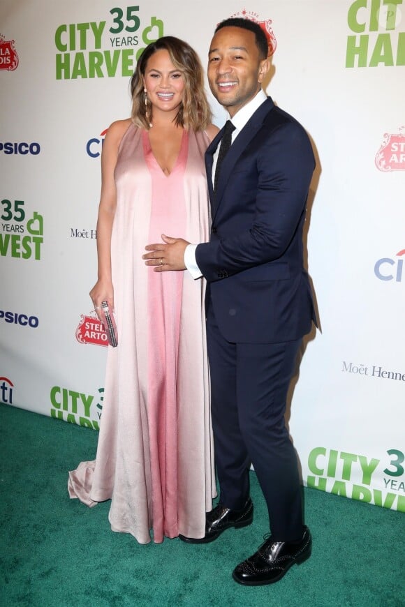 Chrissy Teigen enceinte et son mari John Legend au 35e gala annuel City Harvest à New York, le 24 avril 2018