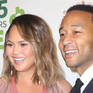 Chrissy Teigen enceinte et son mari John Legend au 35e gala annuel City Harvest à New York, le 24 avril 2018