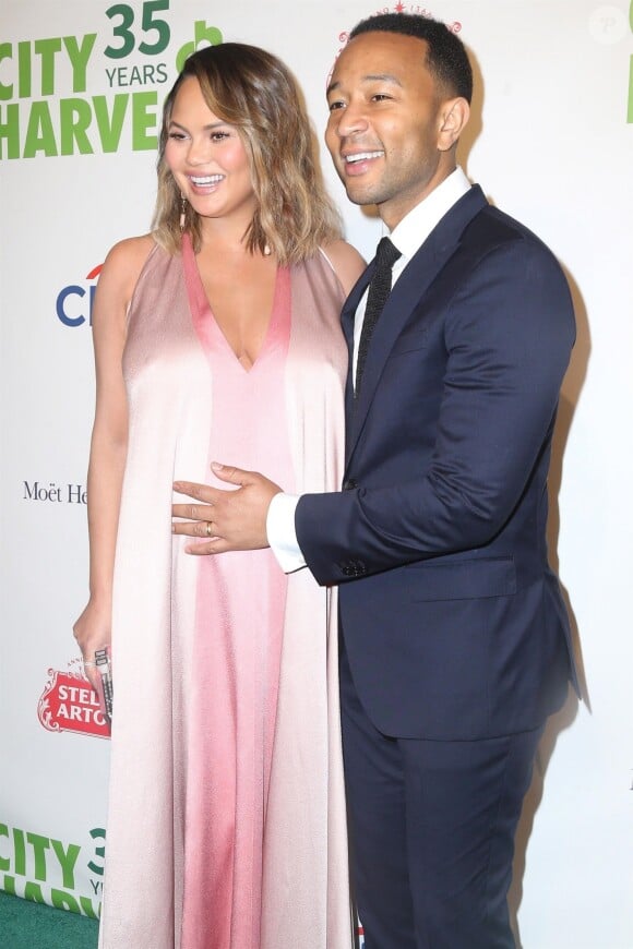 Chrissy Teigen enceinte et son mari John Legend au 35e gala annuel City Harvest à New York, le 24 avril 2018