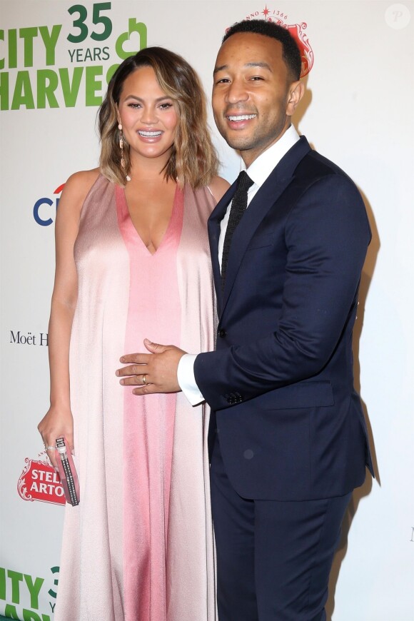 Chrissy Teigen enceinte et son mari John Legend au 35e gala annuel City Harvest à New York, le 24 avril 2018