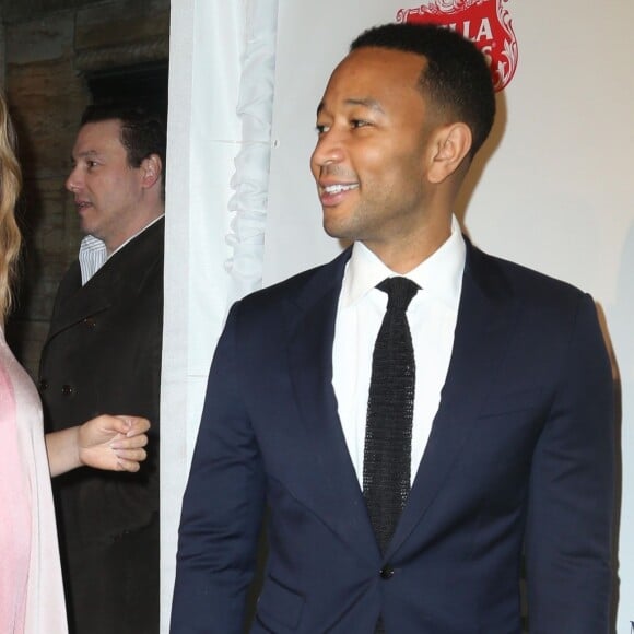 Chrissy Teigen enceinte et son mari John Legend au 35e gala annuel City Harvest à New York, le 24 avril 2018