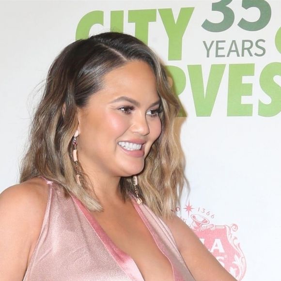Chrissy Teigen enceinte au 35e gala annuel City Harvest à New York, le 24 avril 2018