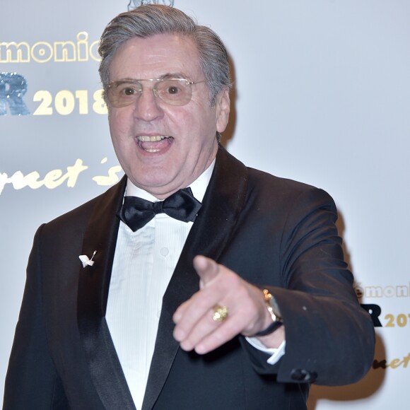 Daniel Auteuil (arborant un ruban blanc pour soutenir la campagne MaintenantOnAgit pour lutter contre les violences faites aux femmes) au photocall du dîner de la 43e cérémonie des César au Fouquet's à Paris, le 2 mars 2018. © Giancarlo Gorassini/Bestimage