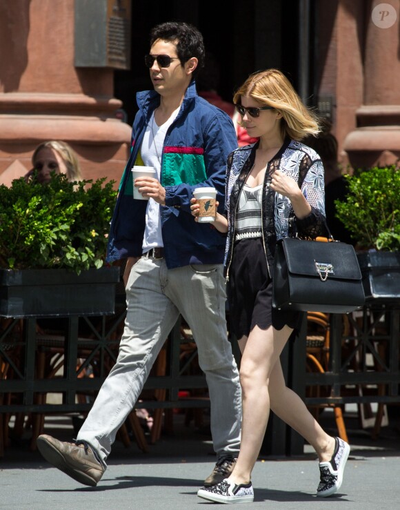 Kate Mara et son compagnon Max Minghella se baladent dans les rues de New York, le 6 juin 2014.