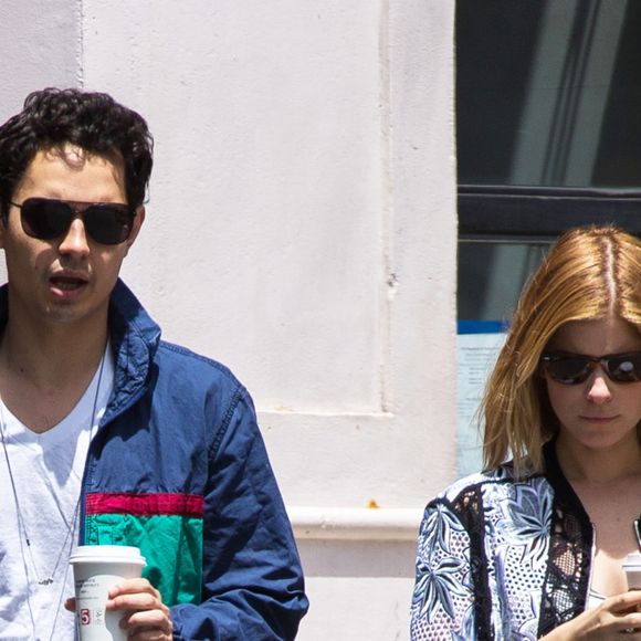 Kate Mara et son compagnon Max Minghella se baladent dans les rues de New York, le 6 juin 2014.