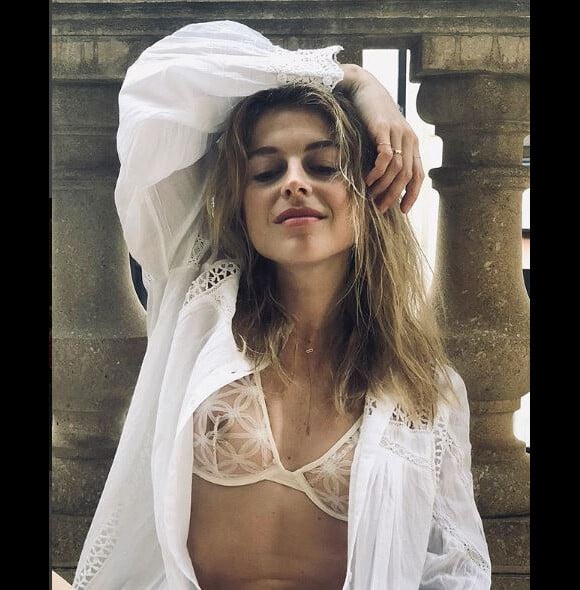 Victoria Monfort a partagé ce cliché sexy pris pour la marque Vanity Fair, sur Instagram. Avril 2018