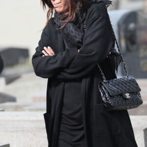 Amel Bent lors des obsèques de Véronique Colucci au cimetière communal de Montrouge, le 12 avril 2018.