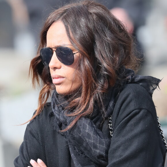 Amel Bent lors des obsèques de Véronique Colucci au cimetière communal de Montrouge, le 12 avril 2018.