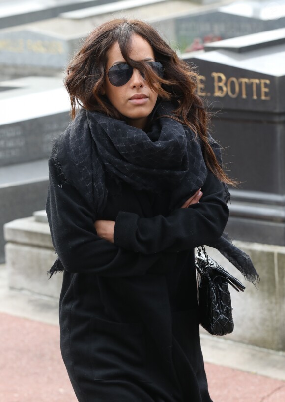 Amel Bent lors des obsèques de Véronique Colucci au cimetière communal de Montrouge, le 12 avril 2018.