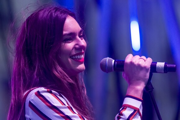 Alma (représentante de la France au Concours Eurovision de la chanson 2017) lors du concert MFM Radio Live, place de la République à Lyon, le 3 mars 2017.