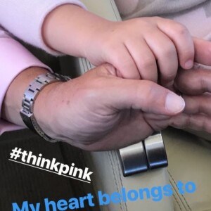 Carla Bruni-Sarkozy publie une photo de sa fille Giulia tenant la main de Nicolas Sarkozy dans l'avion. Instagram, le 28 avril 2018.